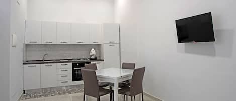 Oven, cookware/dishes/utensils, spices