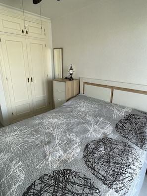 A bedroom with a bed, a dresser, a mirror, and a wardrobe. - Costa de Almeria, GarruchaPueblo, Costa de Almeria, Garrucha Pueblo (Garrucha)