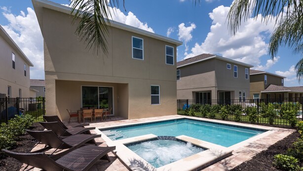 A residential building with a swimming pool, outdoor seating, and a hot tub. - Fantastic vacation with a private pool - FENCED POOL - Pet friendly (Kissimmee)