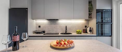 Réfrigérateur, four, plaque de cuisson, lave-vaisselle