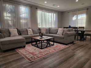 Smart TV, fireplace, table tennis, music library - Stylish House| Saltwater Pool|Games| Firepit (Indio)