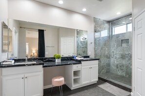 Douche, séchoir à cheveux, serviettes fournies, savon