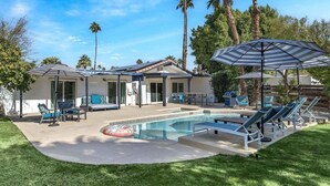 A modern house with a swimming pool, outdoor seating, and palm trees. - Palm Springs Artistic Pool Home – Walled Mid-Century Retreat with Pool, Spa & Mountain Views (Palm Springs)