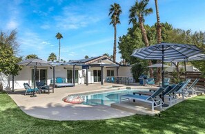 A heated pool - Palm Springs Artistic Pool Home – Walled Mid-Century Retreat with Pool, Spa & Mountain Views (Palm Springs)