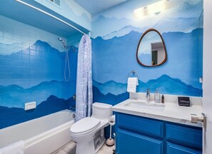 أحواض استحمام، مجففات شعر، مناشف، صابون