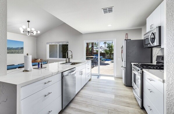 Refrigerador, microondas, horno y parrilla de estufa 