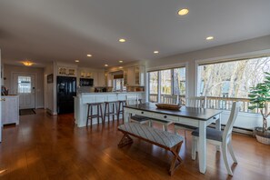 Dining - Blue Ridge Vista - Seven Devils with big views, four levels, pool table, pets (Banner Elk)