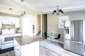 Geladeira, micro-ondas, fogão, cooktop