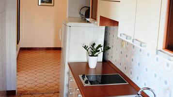 Frigorífico, placa de cocina, cafetera o tetera y hervidor eléctrico