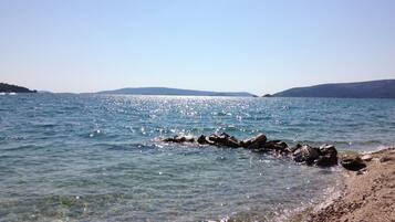 Ubicación cercana a la playa y tumbonas