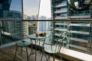 Outdoor dining -  Cozy studio with balcony, canal view in Business Bay (Dubai)