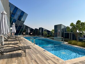 Outdoor pool -  Cozy studio with balcony, canal view in Business Bay (Dubai)