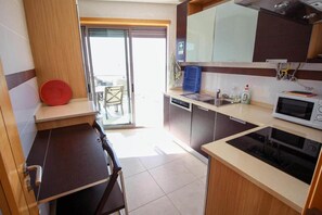 Fridge, microwave, oven, stovetop - Lovely 1 Bedroom Apt,  Verandas do Mar,  Olhos de Agua (Olhos de Água)