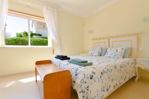 4 quartos, cofres nos quartos, ferros/tábuas de passar roupa