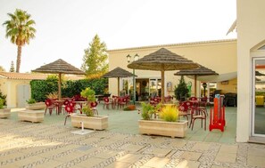 Outdoor dining - 4 Bedroom Villa on Oasis Parque, Alvor (Portimão)