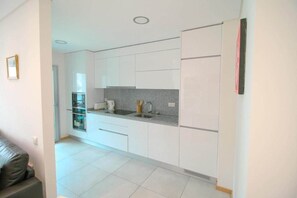 Kylskåp, mikrovågsugn, ugn och spishäll