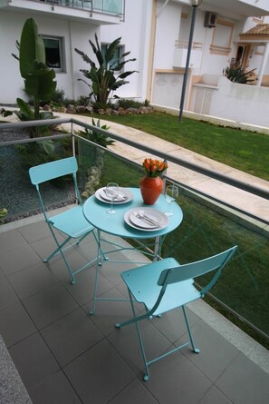 Outdoor dining - Superb 2 Bedroom Apt with Roof Top Pool, Falesia (Albufeira)