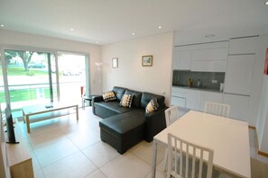 TV, DVD player - Superb 2 Bedroom Apt with Roof Top Pool, Falesia (Albufeira)