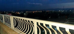 Property grounds - 2-Br Apartment En-Suite w/Wi-Fi (Nakuru)