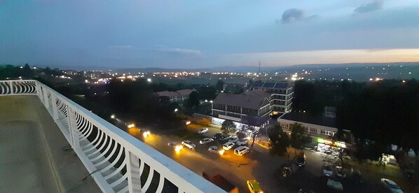 Property grounds - 2-Br Apartment En-Suite w/Wi-Fi (Nakuru)