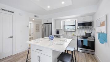 Condo, 1 cama King size y sofá cama (Island-style riverfront condo with po) | Interior