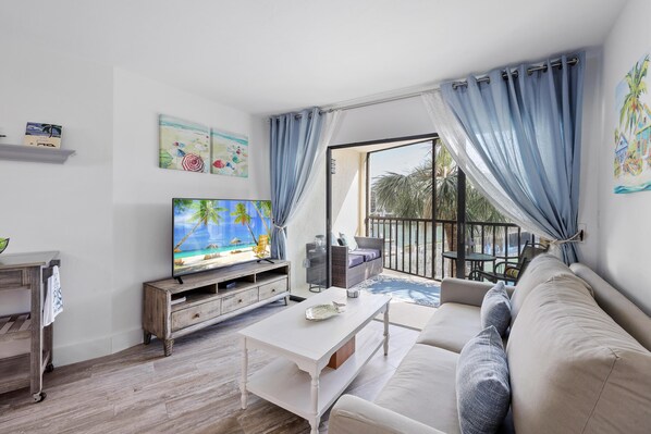 Condo, 1 cama King size y sofá cama (Island-style riverfront condo with po) | Interior