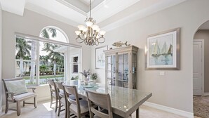Maison, plusieurs lits (Home with pool/spa, ping pong and ste) | Restauration