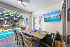 独立别墅, 多张床 (Home with pool/spa, ping pong and ste) | 用餐