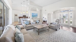 Casa, várias camas (Pet-friendly home with pool, spa and ) | Área de estar