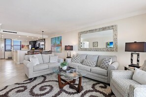 Condo, 1 cama King (Condo on beach with pool, gym and ten) | Parte interna