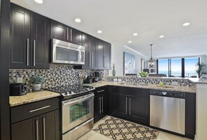 Condo, 1 cama King (Condo on beach with pool, gym and ten) | Cozinha privada
