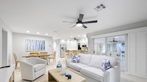 Maison, plusieurs lits (W exposure waterfront home with pool/)