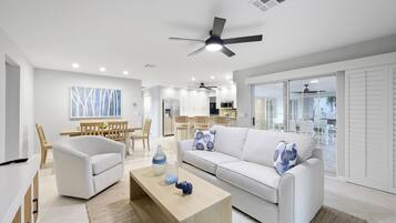 House, Multiple Beds (W exposure waterfront home with pool/)