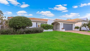 Maison, plusieurs lits (W exposure waterfront home with pool/) | Extérieur