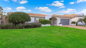 Casa, varias camas (W exposure waterfront home with pool/) | Exterior