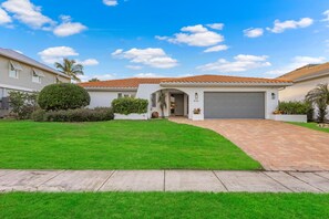 Casa, varias camas (W exposure waterfront home with pool/) | Exterior