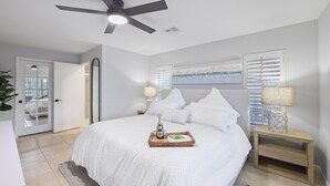 Maison, plusieurs lits (W exposure waterfront home with pool/)