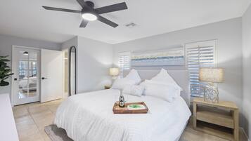 House, Multiple Beds (W exposure waterfront home with pool/)