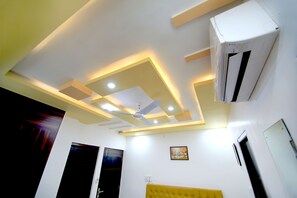 ラグジュアリー ダブルルーム | 高級寝具、ピロートップベッド、客室ごとに異なるインテリア、ノートパソコン用作業スペース