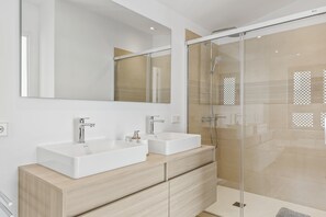 Een douche, een haardroger, handdoeken