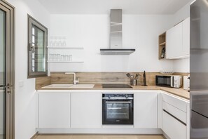 Frigorífico, microondas, horno y placa de cocina