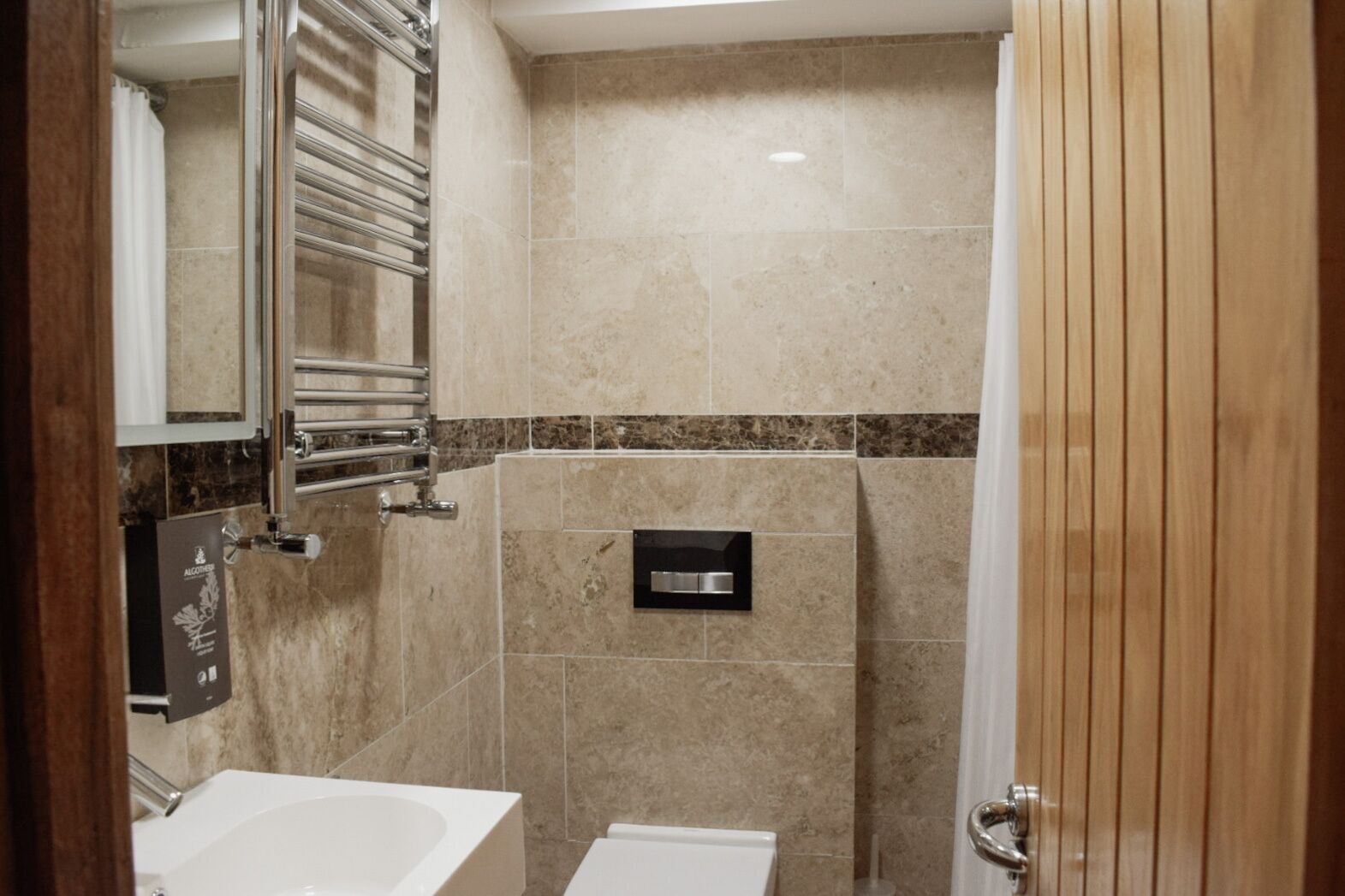 Un bagno con vasca, doccia e WC.