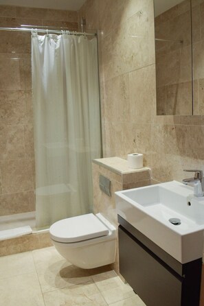 Grand Apartment | Bathroom - Osborne Apartments (Eastbourne)