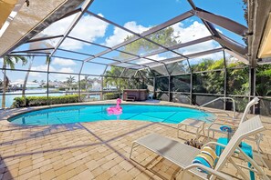 Casa, varias camas (Direct boating access home with pool ) | Alberca | Alberca climatizada 
