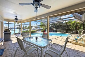 Casa, varias camas (Direct boating access home with pool ) | Restaurantes