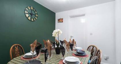 Homey 5 Bedrooms 9 Beds-Contractors - Leisure-Hull