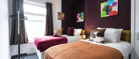 5 bedrooms, iron/ironing board, WiFi, bed sheets