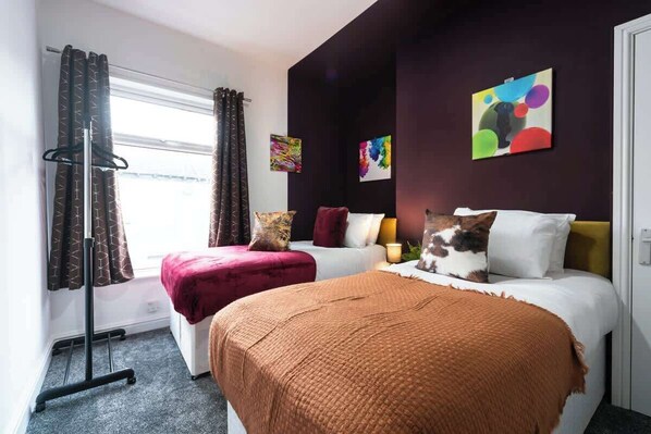 5 bedrooms, iron/ironing board, WiFi, bed sheets