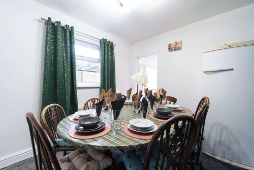 Homey 5 Bedrooms 9 Beds-Contractors - Leisure-Hull