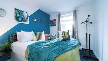 5 bedrooms, iron/ironing board, WiFi, bed sheets